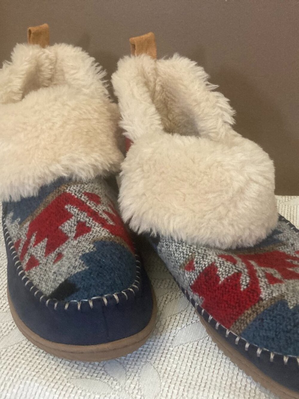 Dearfoams Men's Size 10 Southwestern Print Faux Fur Bootie Slippers Blue Red